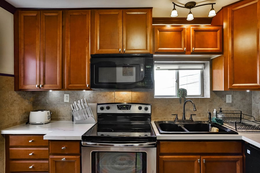Sealed surface cooktop and nice big oven. Lots of cabinet storage and full set of cookware.