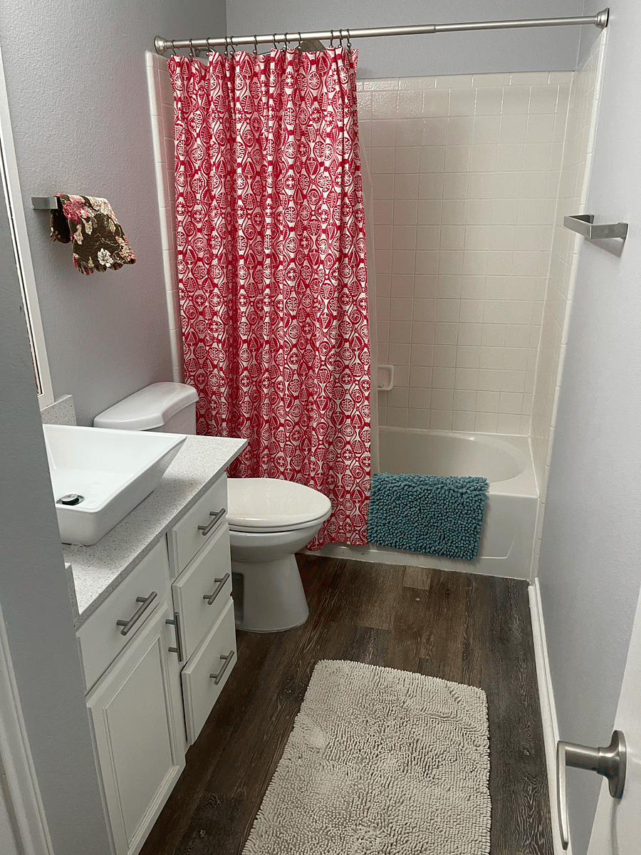 Full bath for bedrooms 1&2