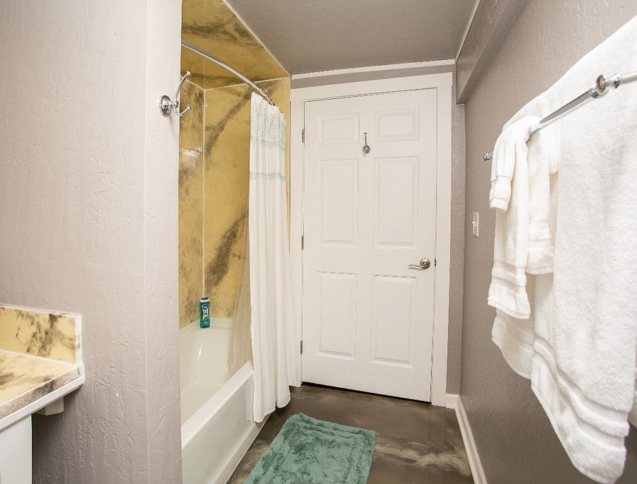 Teal Bathroom - full size tub/shower with towels included in biweekly linen exchange.