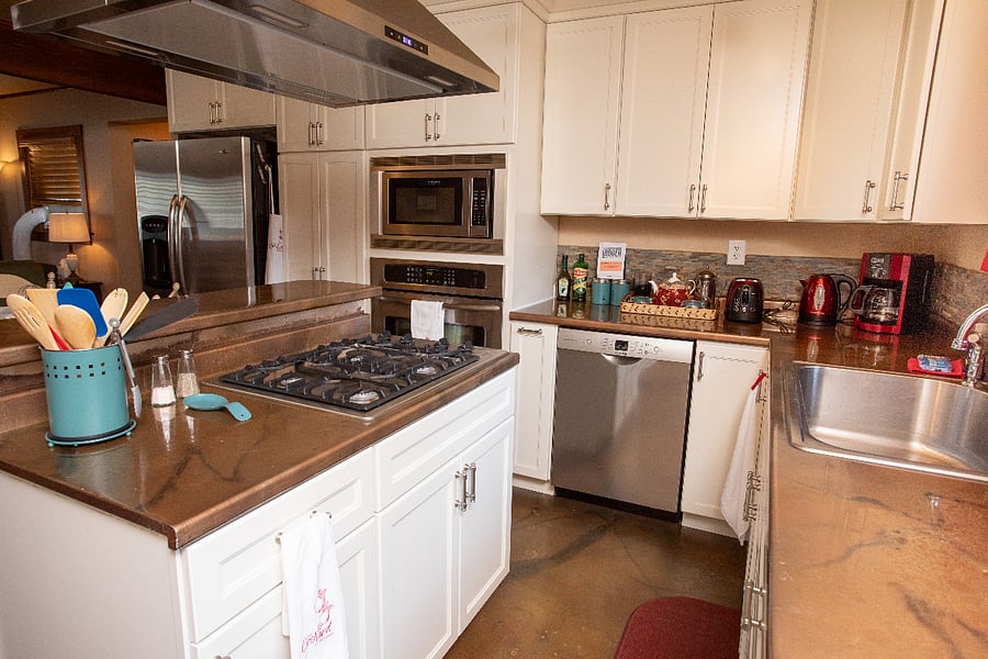 Full Kitchen - Gas Stove, Gas Oven, full size microwave, refrigerator / freezer, coffeemaker, coffee grinder, toaster, hot water kettle and farm-house sink