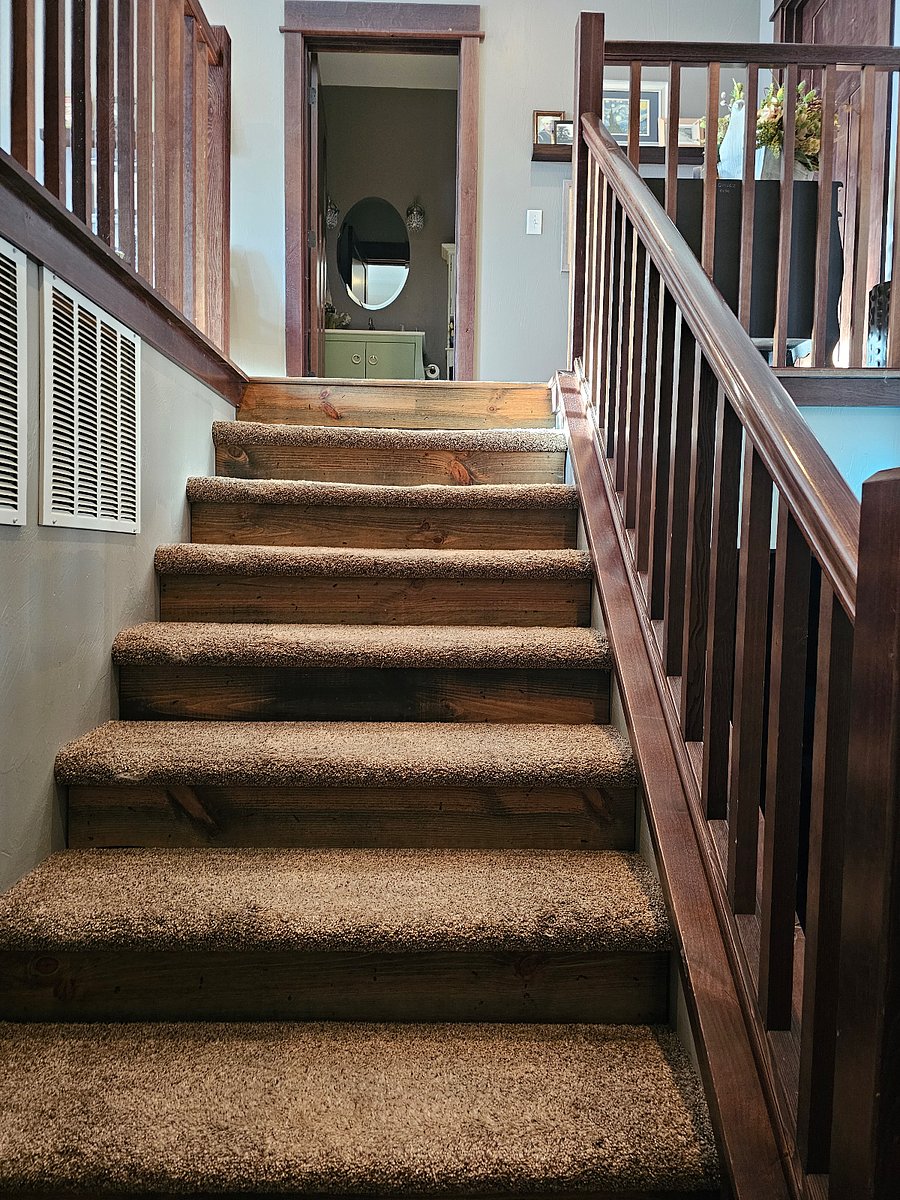stairway upstairs is a split stairway with landing half way up.