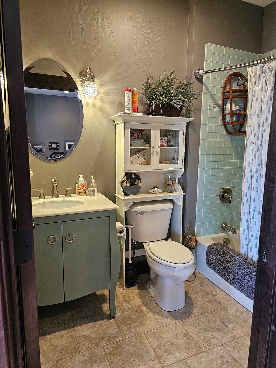 Upstairs full bath - with tub