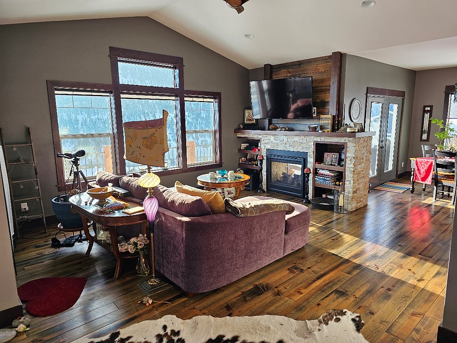 Upstairs living room with fireplace - which goes through to outside