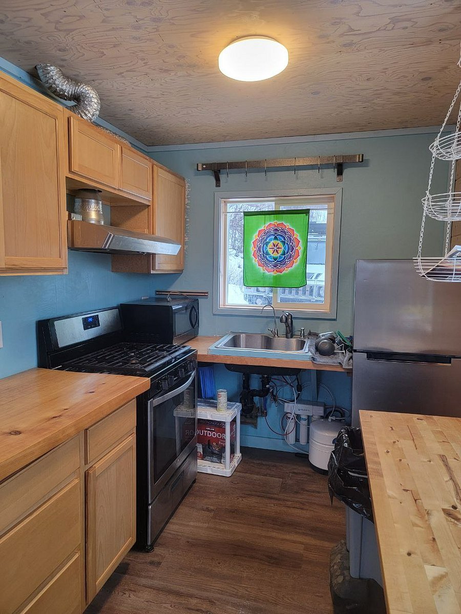 Full size kitchen with fridge, natural gas stove and oven, full size sink, breakfast nook with views and R/O Water filter for clean drinking water.