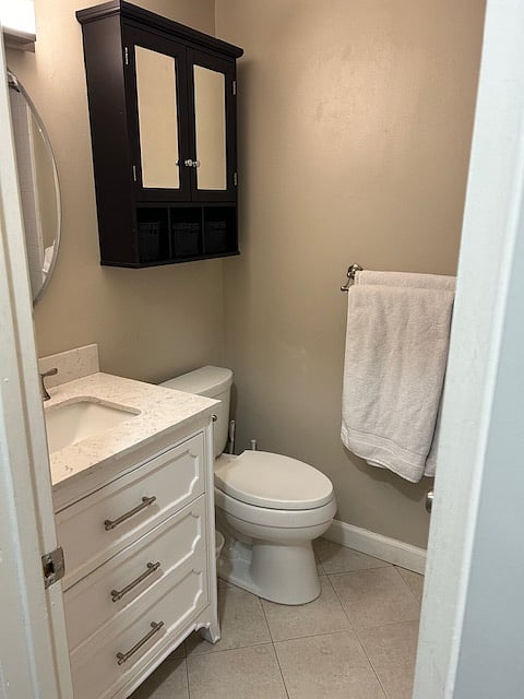 Bathroom with tub/shower combo
Linens provided. Plenty of storage in vanity, cabinet above toilet and behind mirror.