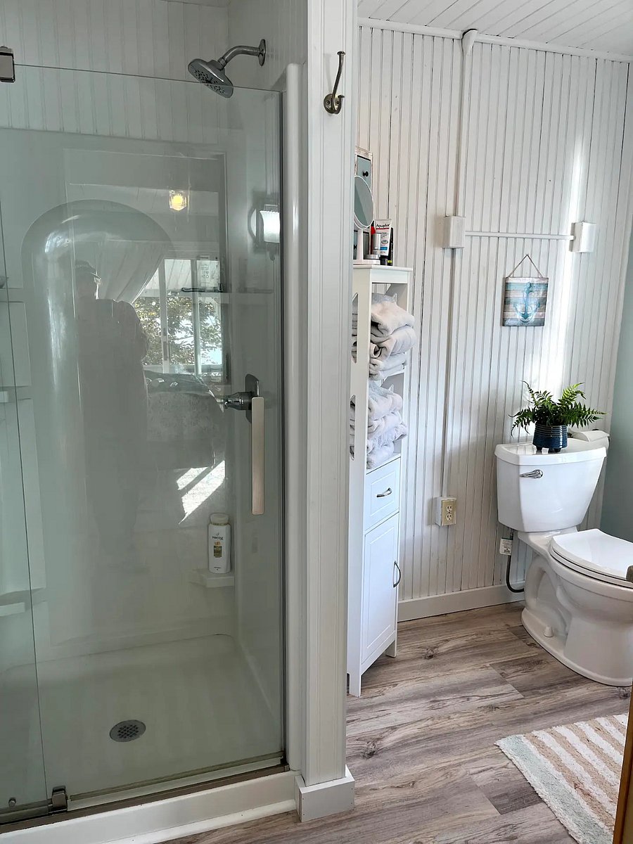 Attached bath to main bedroom