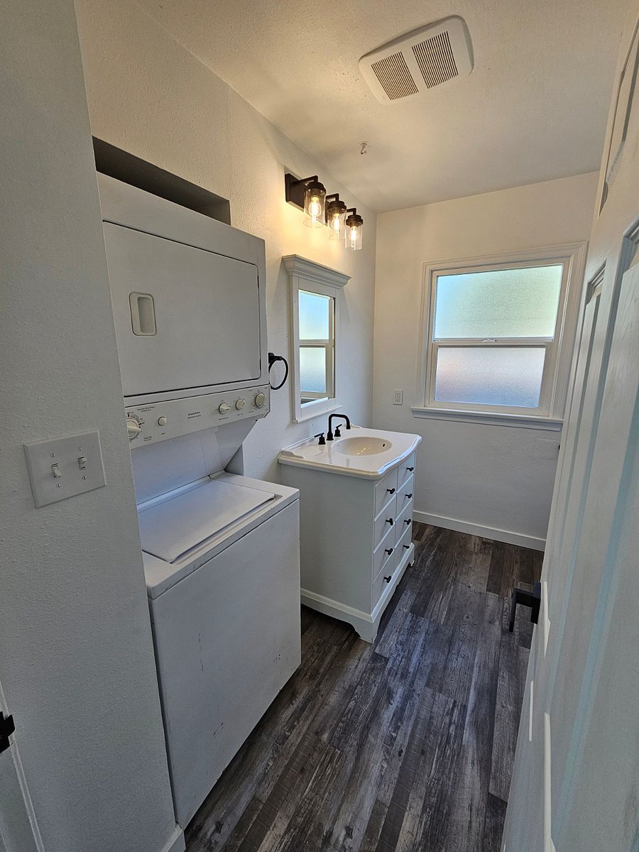 upstairs 1st bathroom