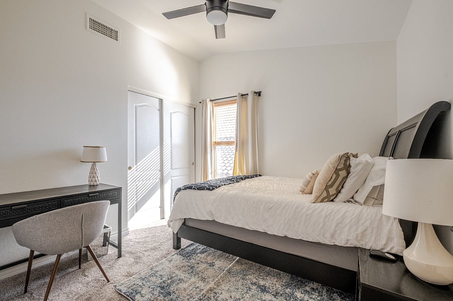 Double bedroom with desk