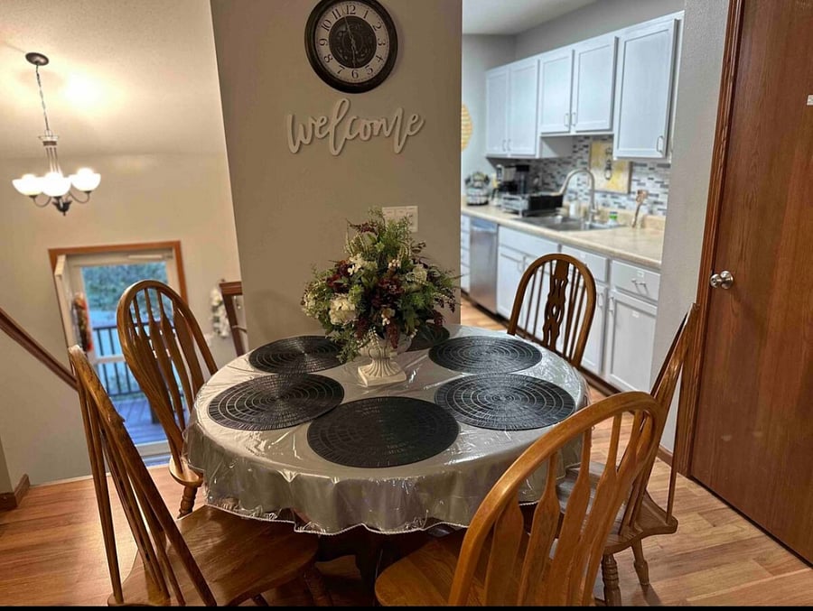 Dining area seats 6