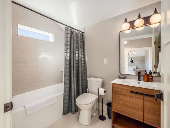 Full bath, with a tub!