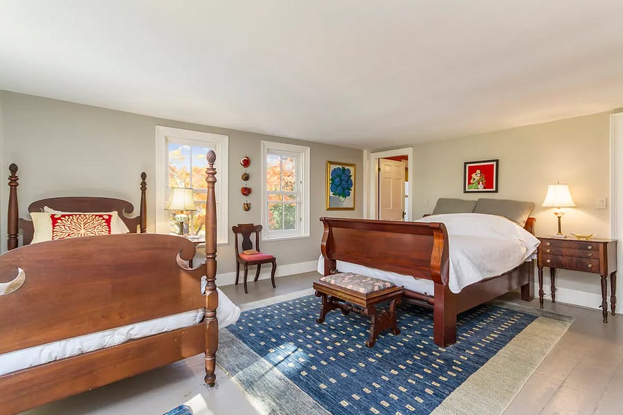 Mahogany sleigh queen bed with super comfortable mattress. Twin bed also in room.