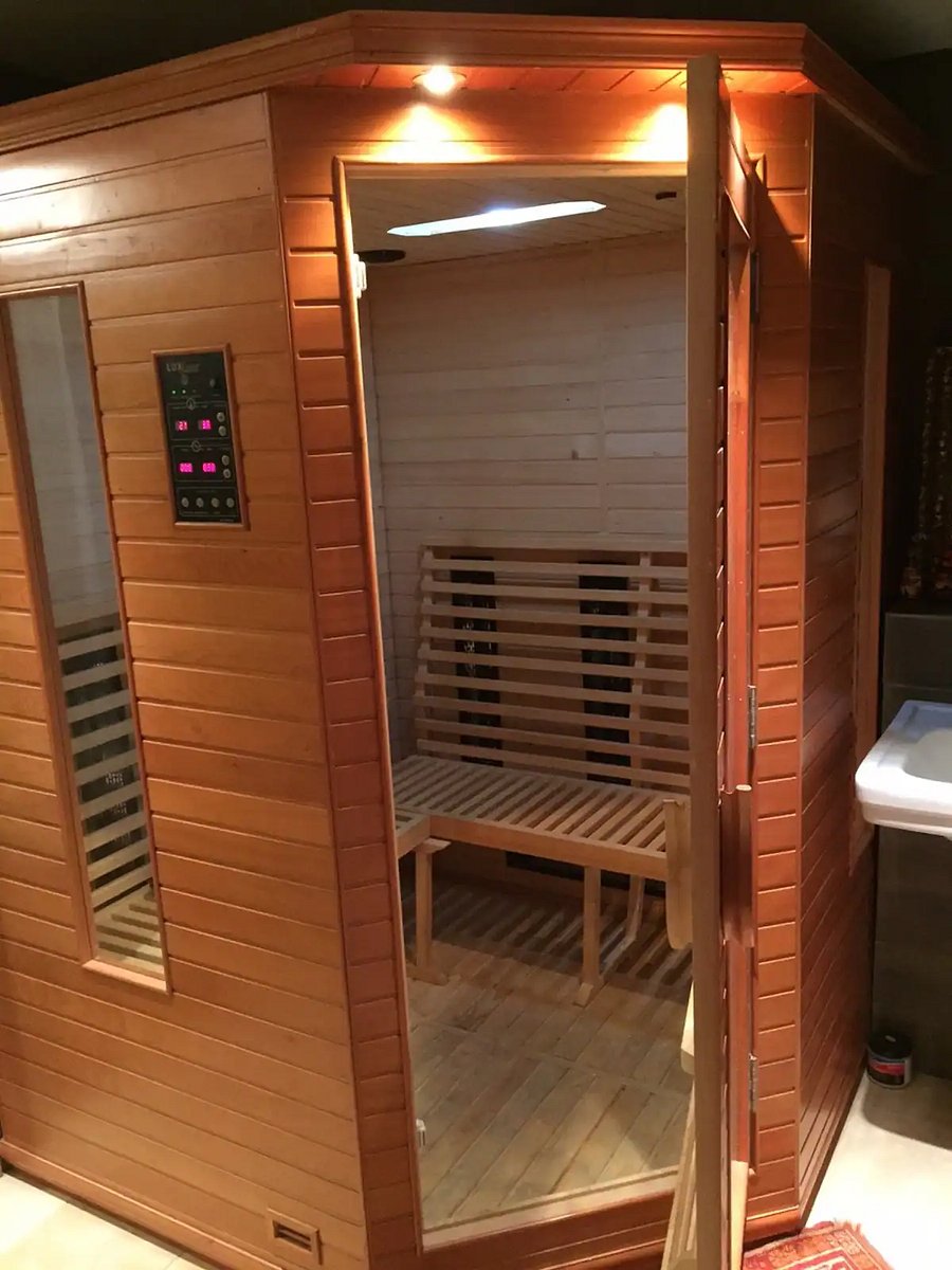 Infra red sauna in cellar with full bathroom