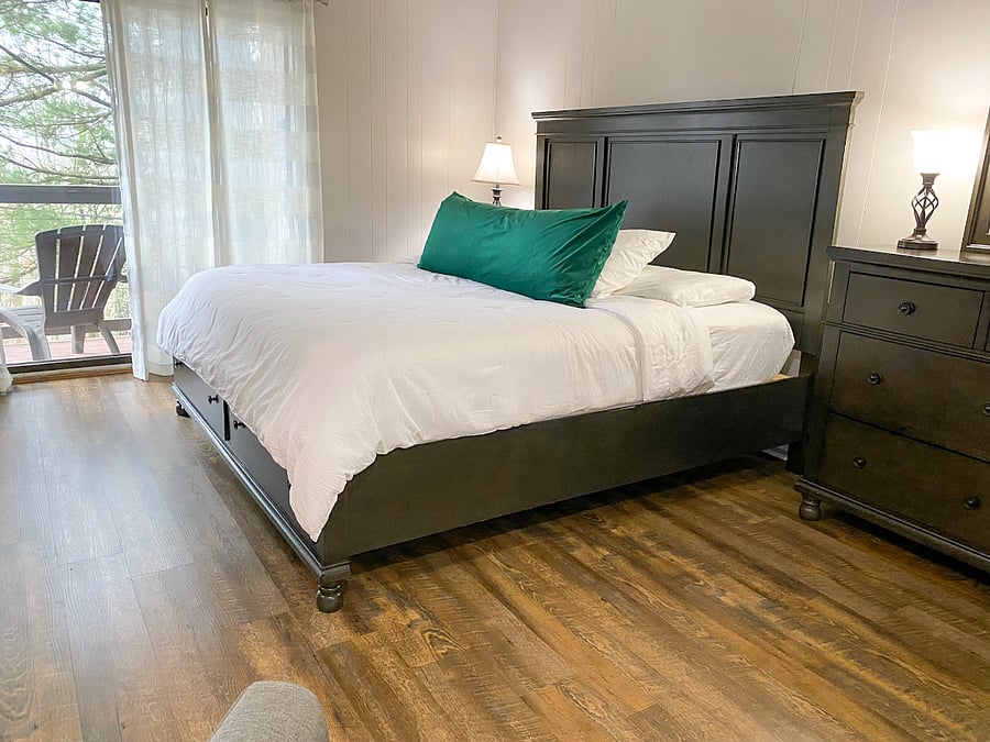 Bedroom | King size bed | Linens provided