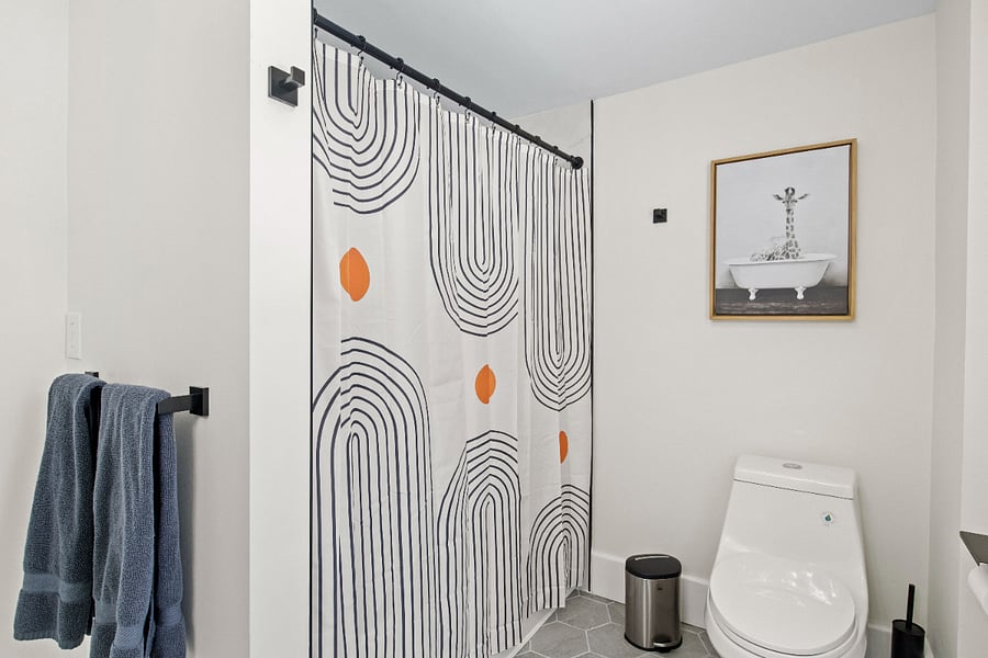 Full Bathroom - Second Floor (Shower/Tub)