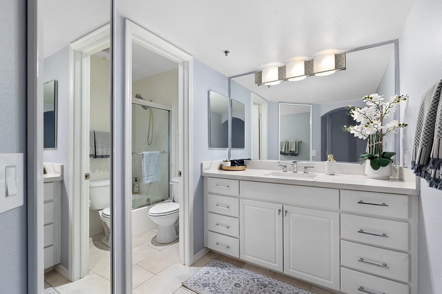 Full Bathroom 1