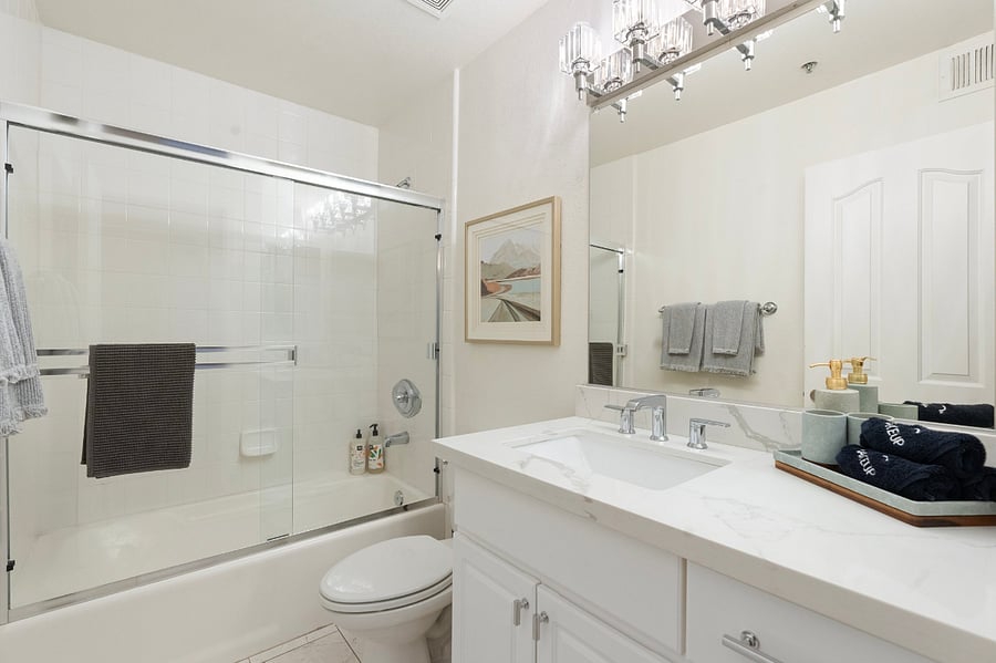 Full Bathroom 2
