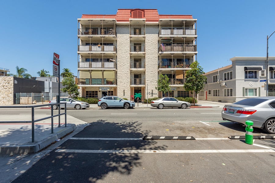Very walkable location in downtown Long Beach near restaurants, shopping and the beach. 