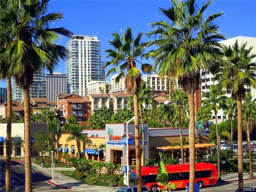 The Pike shopping and restaurants and just a few minutes away. 