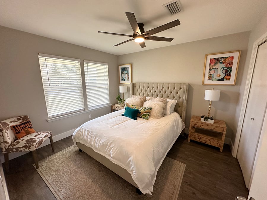 Guest bedroom #2. Lots of light.