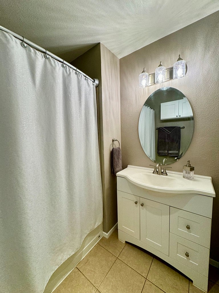 Versatile shower head - stationary or handheld with various spray settings