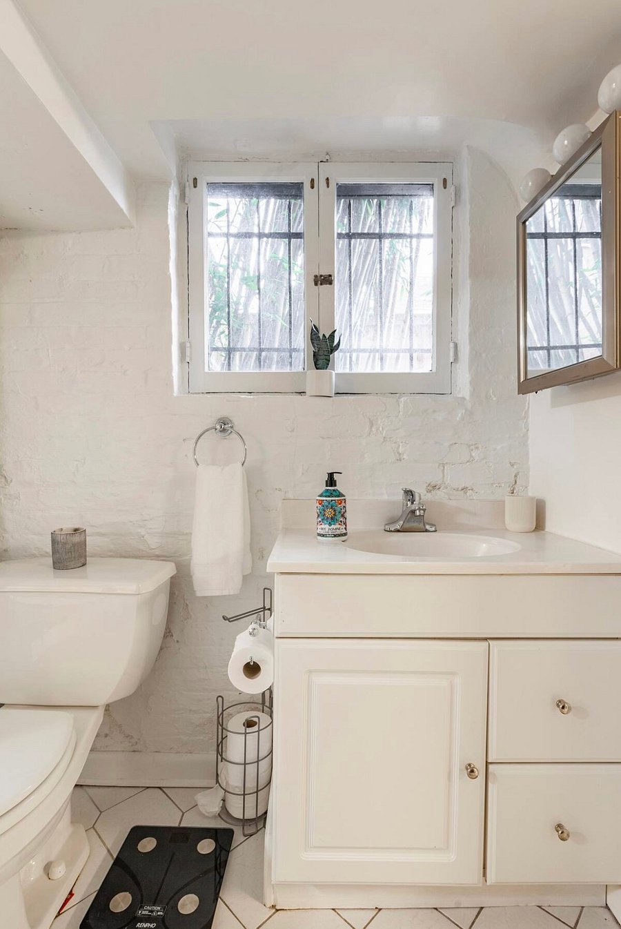 Bathroom, accessible via the kitchen and bedroom.