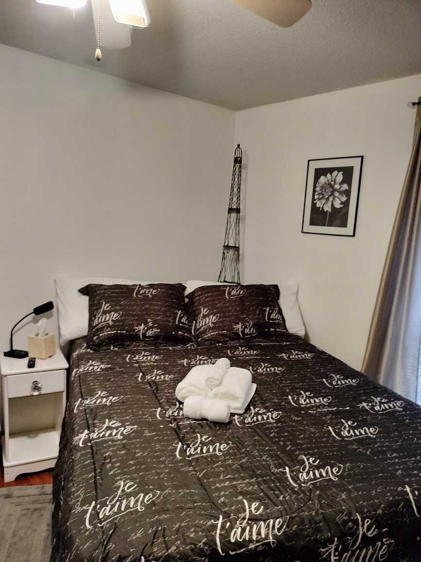 Master Bathroom (Queen )