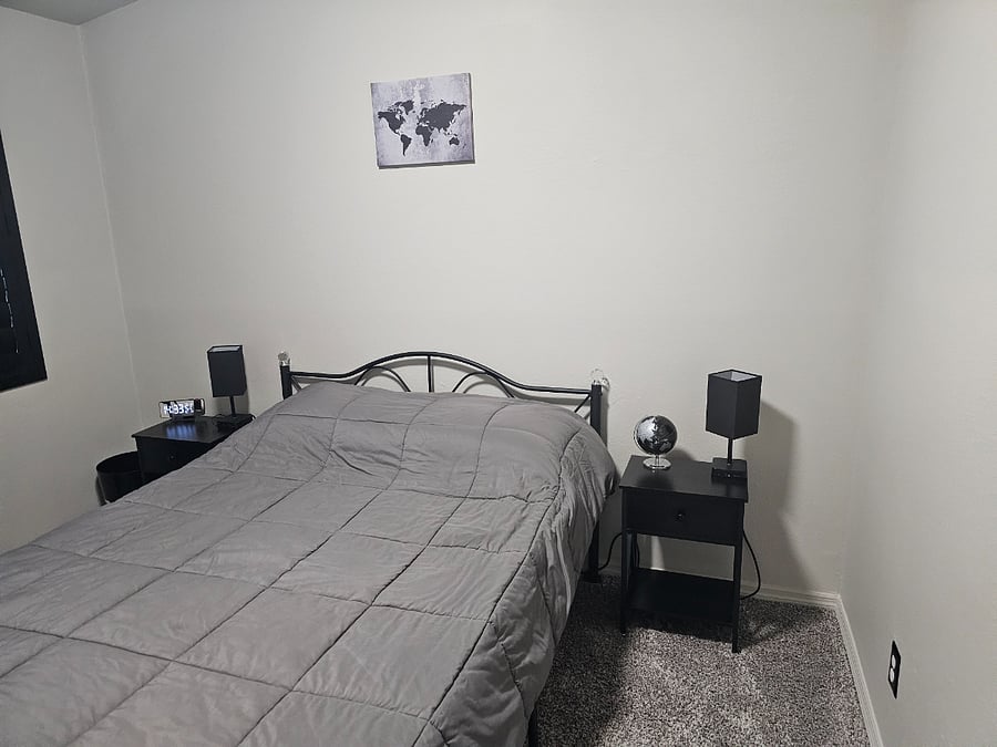 Full bed with side tables/touch laps with plugs/USB A and C on lights.