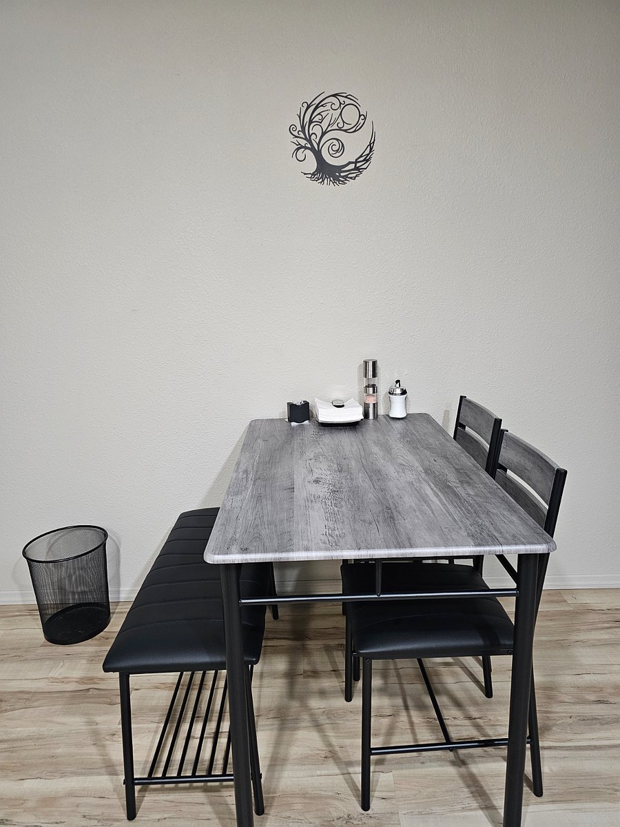 Kitchen table in addition to breakfast bar, can seat 6