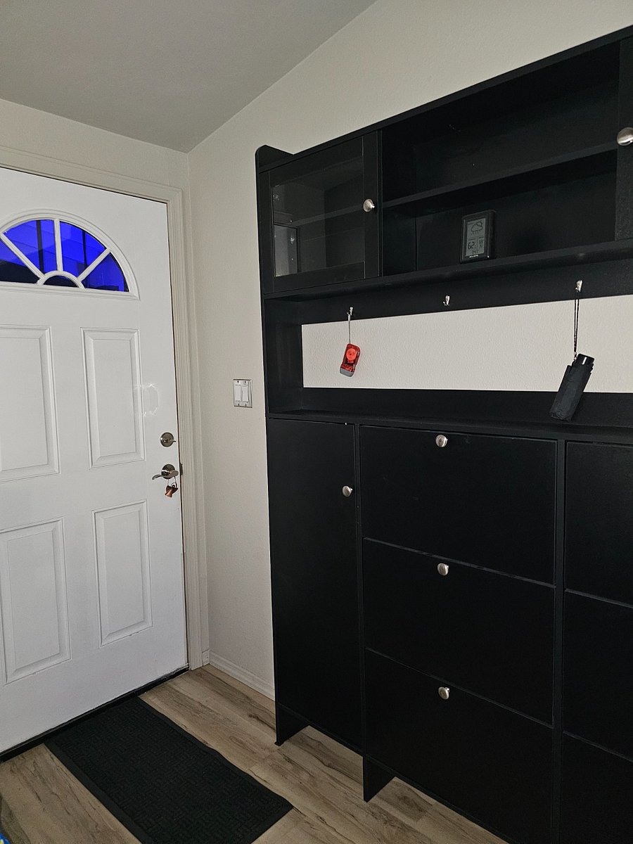 Front entrance, with large shoes and cabinet storage