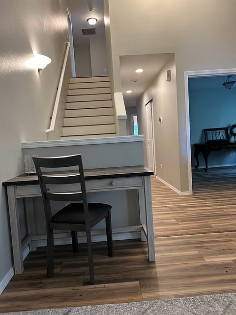 Woodland Traveler Lodging - 1 of several desk laptop workstation common areas