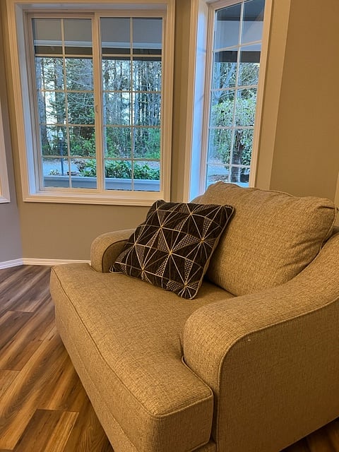 Woodland Traveler Lodging - 1 of several sitting areas in common area