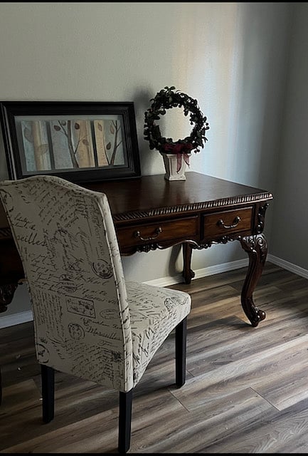 Woodland Traveler Lodging - 1 of several desk laptop workstation common areas