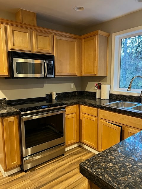 Woodland Travelers Lodge additional full kitchen, stainless steel appliances, induction stove/oven, undercabinet microwave, dishwasher and fridge freezer and full pantry common areas. Housekeeping available.