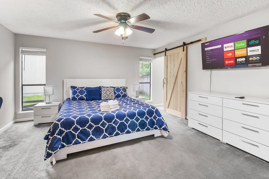 Master bedroom - king bed