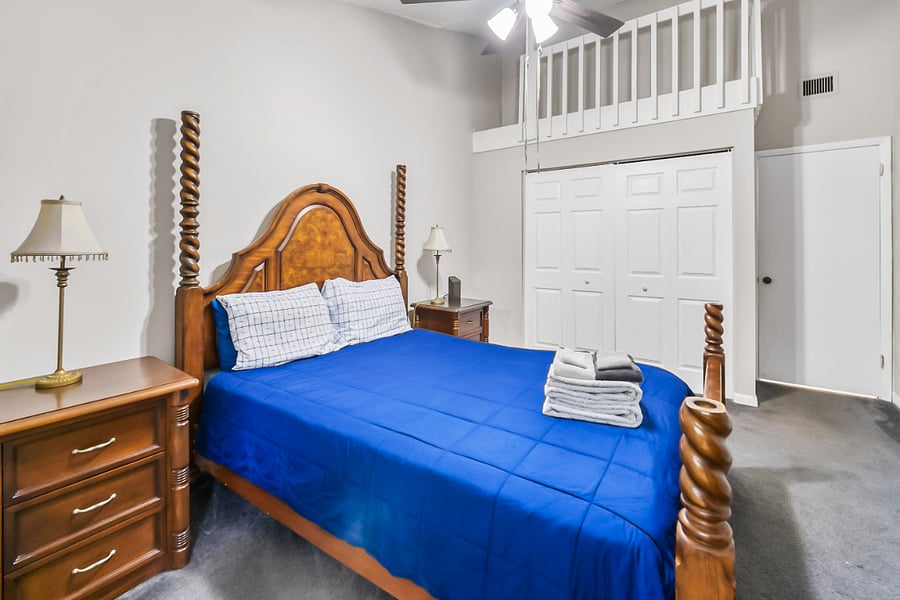 Queen bed 2 other angle