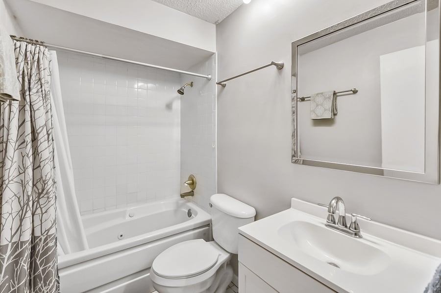 Full bathroom 1