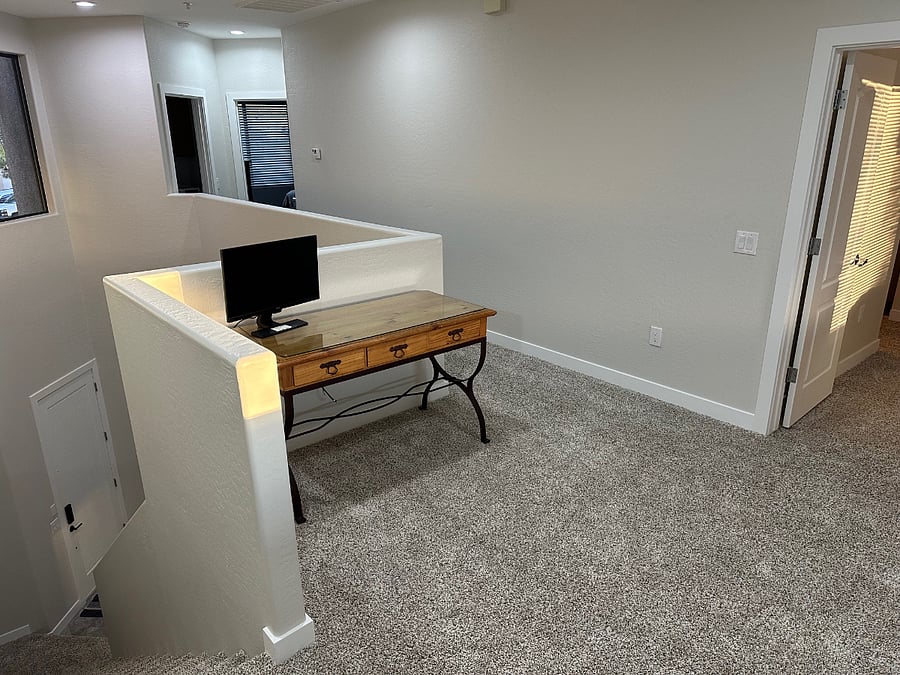 Landing with Desk