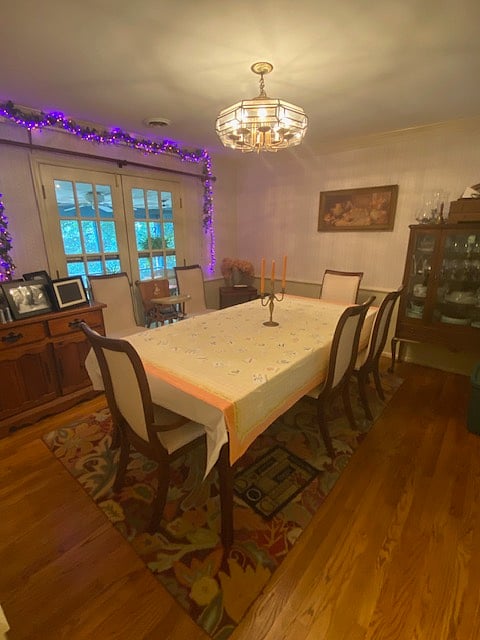 Formal dining area, also available as work space.