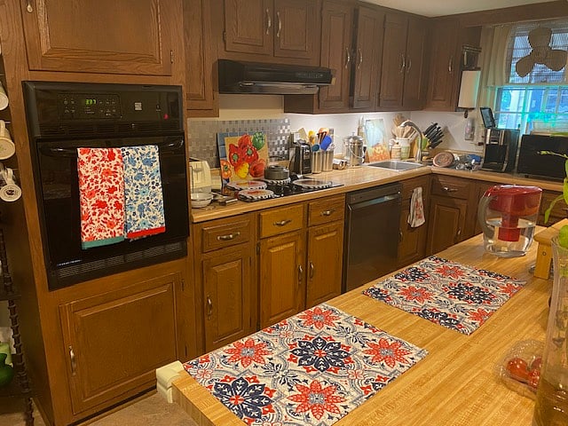 Shared full kitchen with all ameni
ties.