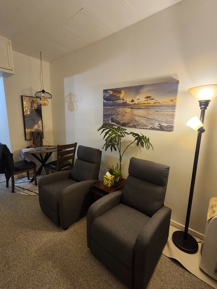 2 loungers and dining corner.