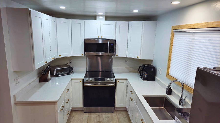 A spacious, well-equipped kitchen with quartz countertops, a high-end knife set, and a vented hood for smoke-free cooking. Stocked with everything you need for meal prep, leftovers, and food storage, plus enough dishes for 12 guests!
