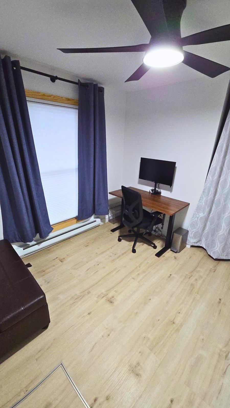 If the office setup is not needed and you would prefer to use as a regular bedroom, please let us know and we can remove the desk and monitor.
