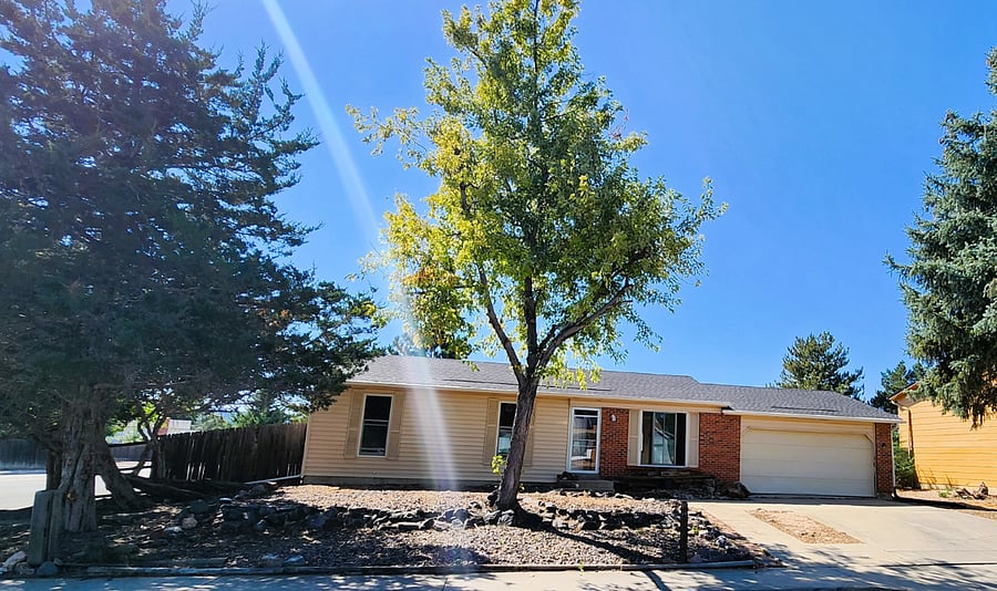 2 Car garage. Centrally located in a safe, clean, and quiet working class neighborhood between Denver and Boulder. Next to open space with trails and views of front range mountains and sunsets. Near major Hwys for easy travel in all directions.