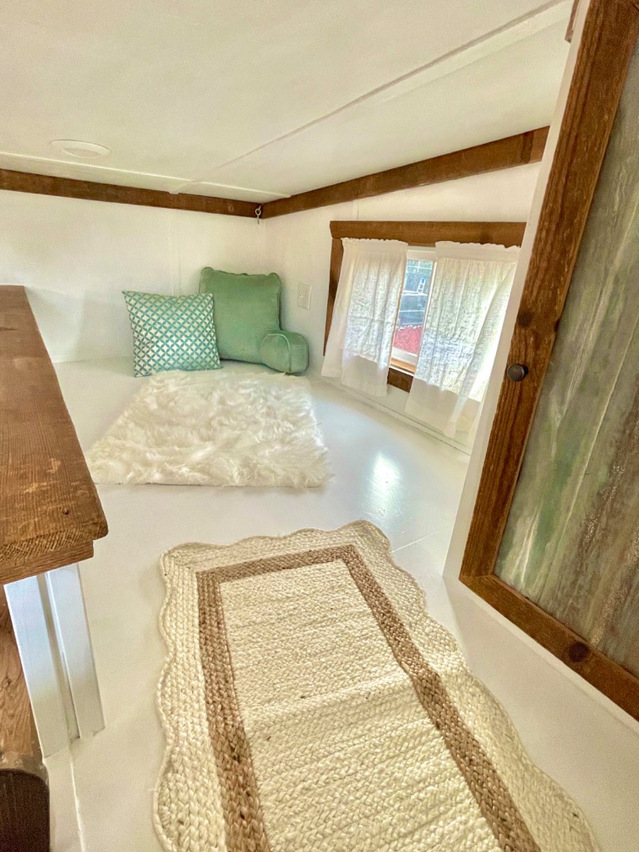 Relaxing Loft. Can be used as guest sleeping space or just a peaceful place to relax.