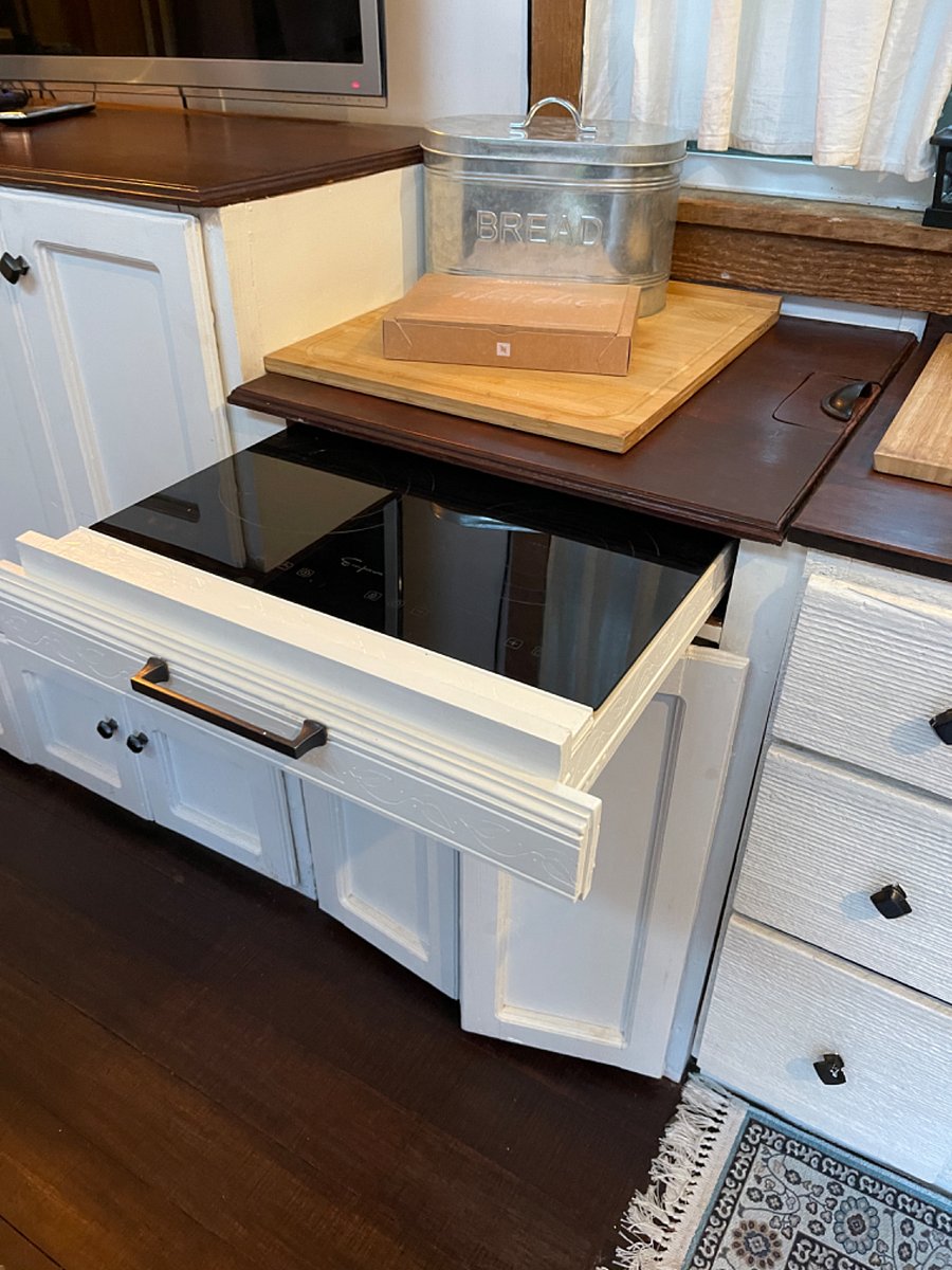 Soft close, hideaway induction stove top
