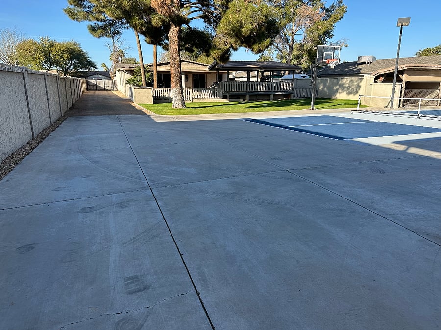 Driveway to the front yard. Automatic gate.