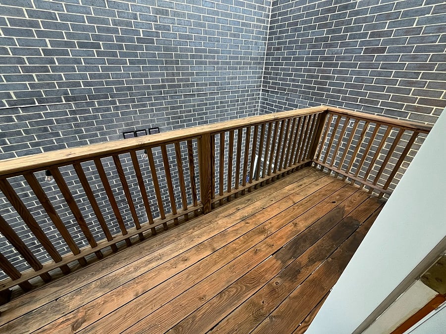 upstairs balcony (currently unfurnished)