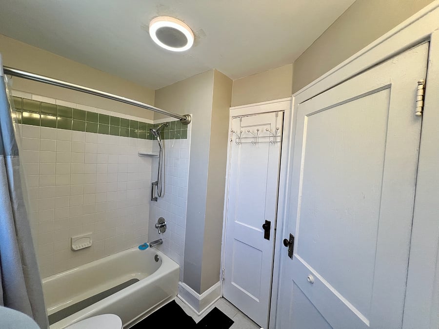 Upper Level Full Bathroom 