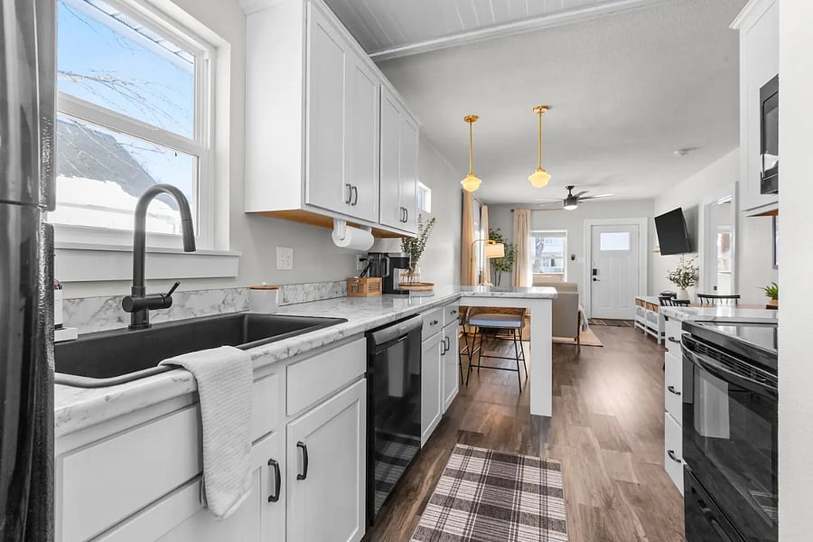 fully equipped kitchen