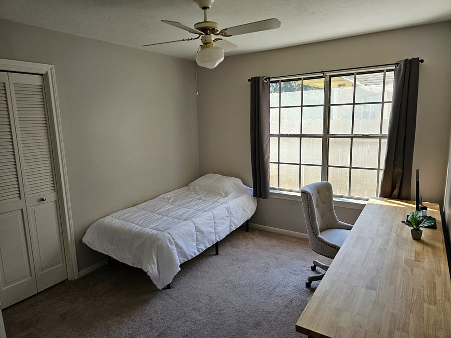 Guest bedroom 2. Has a desk and monitor.
